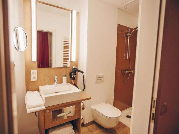 Hotel Luckys Inn : photo 6 de la chambre chambre double avec salle de bains privative