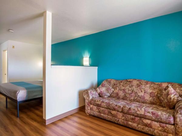 Motel 6 Portland Mall - 205 : photo 4 de la chambre chambre lit king-size deluxe - non-fumeurs 