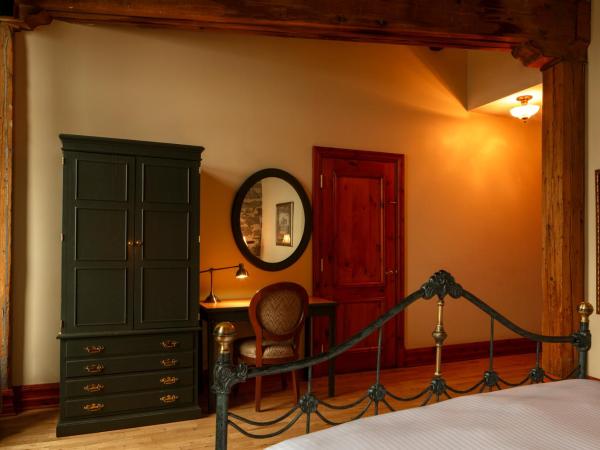 Auberge du Vieux Port by Gray Collection : photo 2 de la chambre chambre lit queen-size signature - côté fleuve saint-laurent