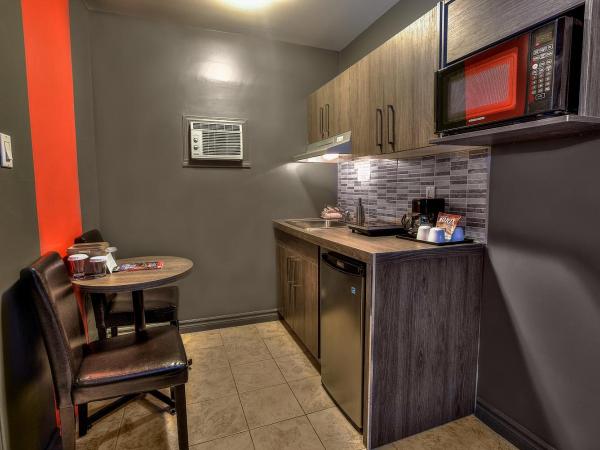 Hotel et Motel Le Chateauguay : photo 4 de la chambre chambre double avec 2 lits doubles et kitchenette