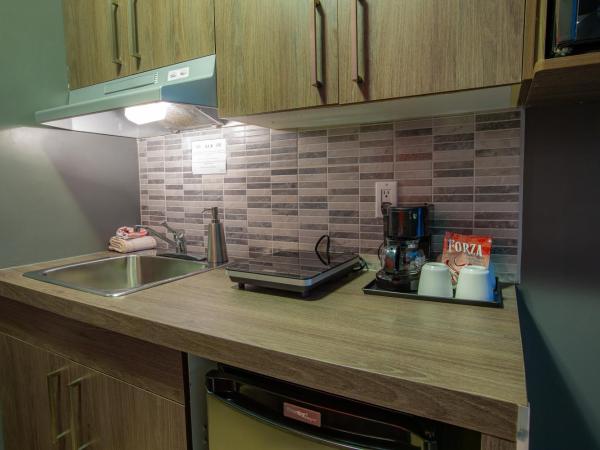 Hotel et Motel Le Chateauguay : photo 2 de la chambre chambre double avec 2 lits doubles et kitchenette