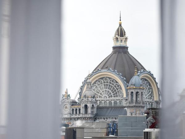 PREMIER SUITES Antwerp : photo 4 de la chambre studio - accessible aux personnes à mobilité réduite 