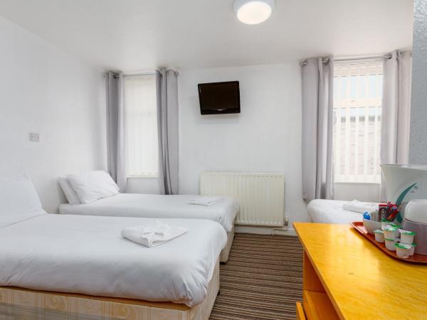 The Sandringham Court Hotel & Apartment with High Speed Wi-Fi : photo 3 de la chambre chambre quadruple avec salle de bains