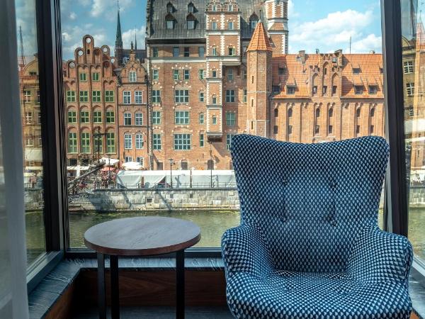 Radisson Hotel & Suites, Gdansk, Wyspa Spichrzów : photo 8 de la chambre chambre supérieure avec accès au spa et baie vitrée - vue sur rivière