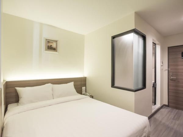 Sovereign Group Hotel at Pratunam : photo 3 de la chambre chambre lit queen-size avec balcon