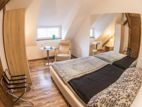 Fitness Hostel - restauracja, darmowy parking i siłownia : photo 1 de la chambre chambre double standard avec accès à la salle de sport et salle de bains commune