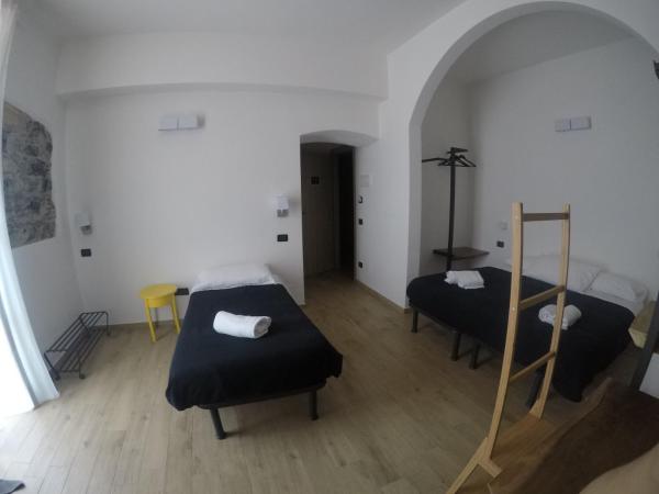 Bella Napoli Guesthouse Trattoria Pizzeria : photo 3 de la chambre chambre triple