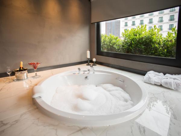 Cityloft 81 : photo 10 de la chambre suite avec jacuzzi
