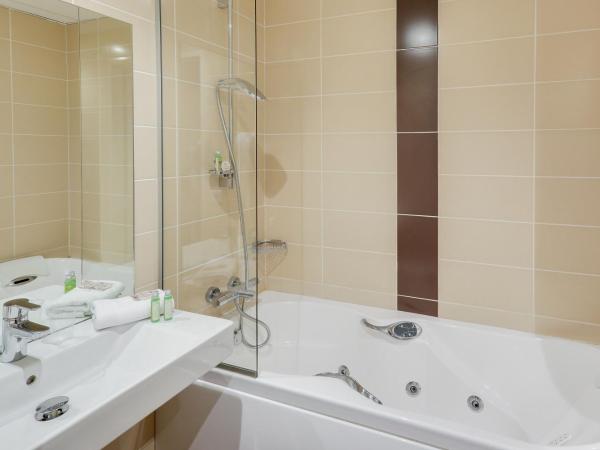 Brit Hotel Dieppe : photo 7 de la chambre chambre double supérieure avec bain à remous 