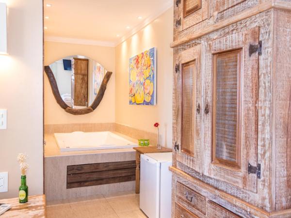 Pousada La Dolce Vita : photo 10 de la chambre suite principale avec baignoire - vue sur mer