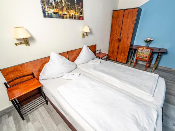 Hotel Stern : photo 1 de la chambre chambre double avec salle de bains commune