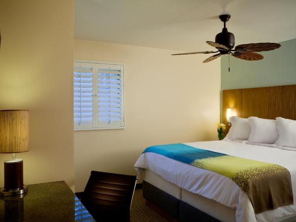 PB Surf Beachside Inn : photo 3 de la chambre suite lit queen-size avec canapé-lit