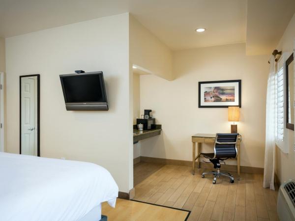 PB Surf Beachside Inn : photo 3 de la chambre studio avec lit king-size