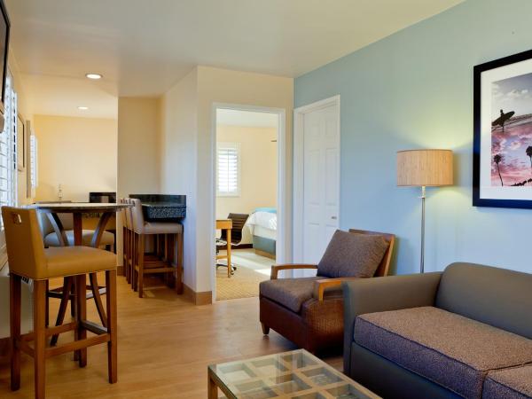 PB Surf Beachside Inn : photo 2 de la chambre suite lit queen-size avec canapé-lit