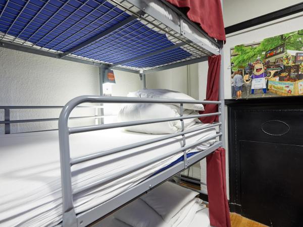 St Christopher's Inn Camden : photo 3 de la chambre lit en dortoir mixte de 9 lits avec salle de bains commune