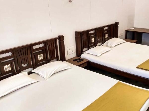 Carlton Hotel Mumbai - Behind Taj Mahal Palace Colaba Mumbai : photo 6 de la chambre chambre triple supérieure avec climatisation et salle de bains commune