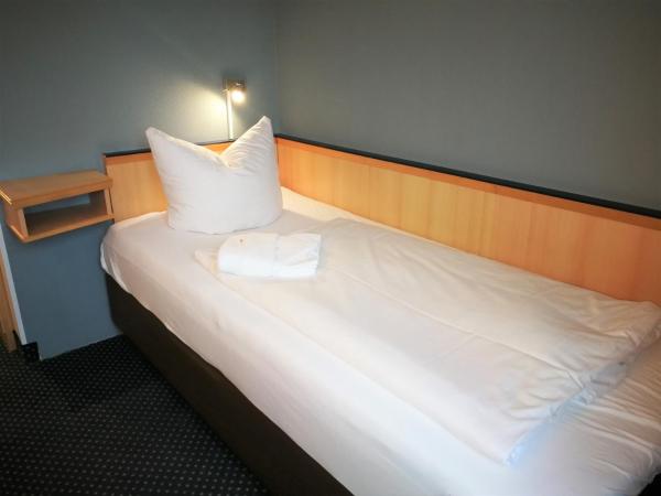 Hotel NEAR BY : photo 3 de la chambre petite chambre simple