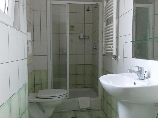 Hotel Zuglo : photo 1 de la chambre chambre double ou lits jumeaux