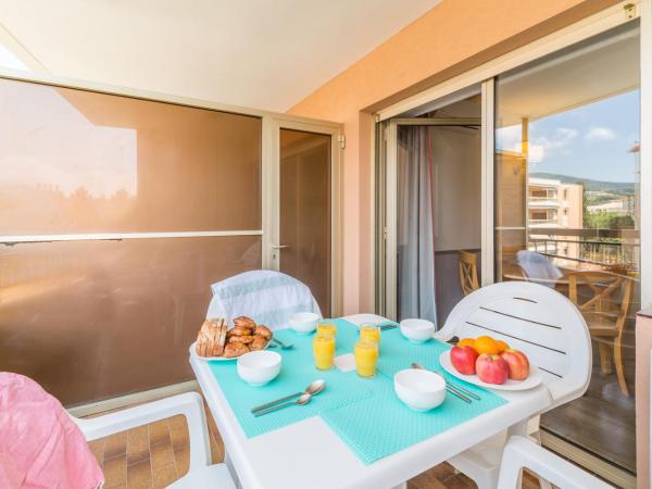 Résidence Pierre & Vacances Les Platanes : photo 10 de la chambre studio avec alcôve et terrasse ou balcon (4 personnes)