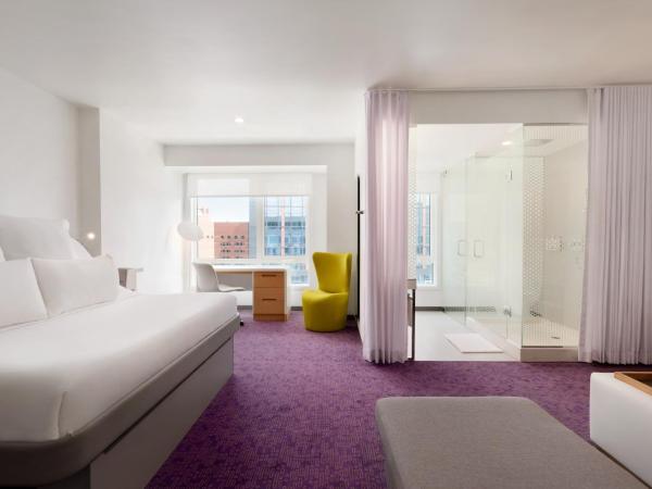 YOTEL Boston : photo 1 de la chambre hébergement lit king-size first