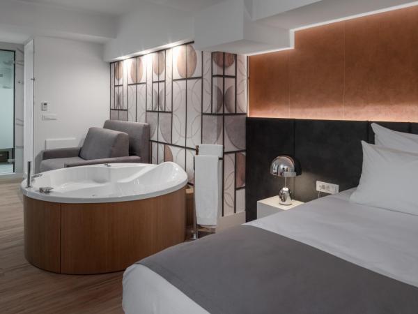 Elia Ermou Athens Hotel : photo 4 de la chambre suite junior avec hammam et jacuzzi