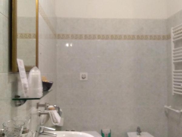Hotel Mezzo Pozzo : photo 5 de la chambre chambre double avec salle de bains privative séparée