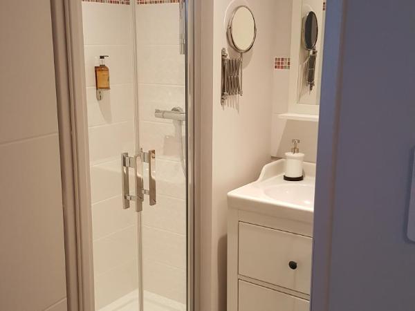 Hôtel Chez Jacqueline : photo 3 de la chambre chambre supérieure lit queen-size