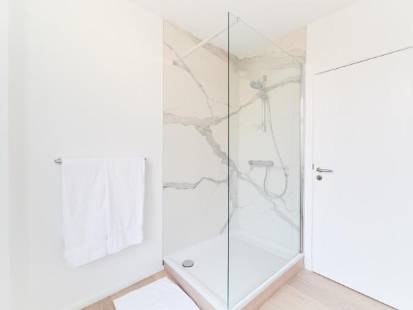 B&B X2Brussels : photo 10 de la chambre chambre double avec douche
