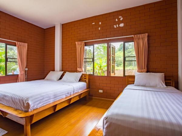 Saen Kam Resort : photo 5 de la chambre chambre familiale - vue sur jardin