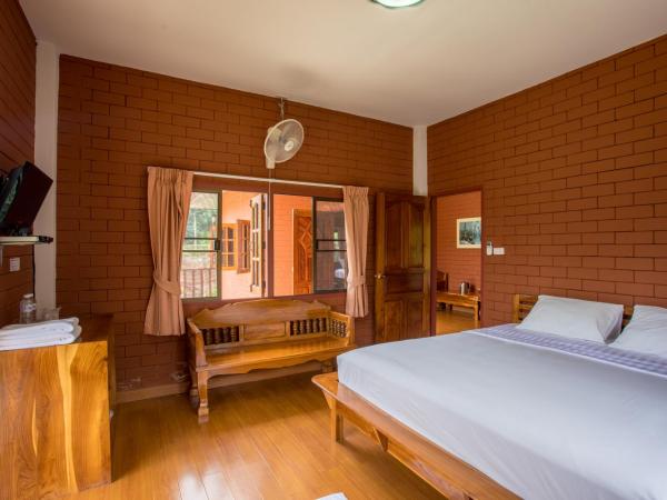 Saen Kam Resort : photo 3 de la chambre chambre familiale - vue sur jardin
