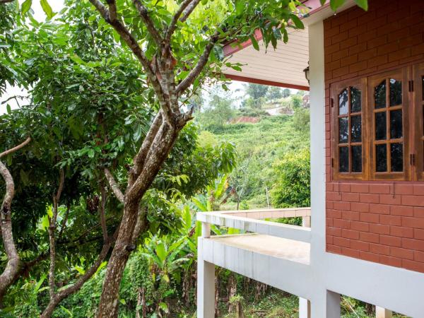 Saen Kam Resort : photo 2 de la chambre chambre lit king-size - vue sur jardin