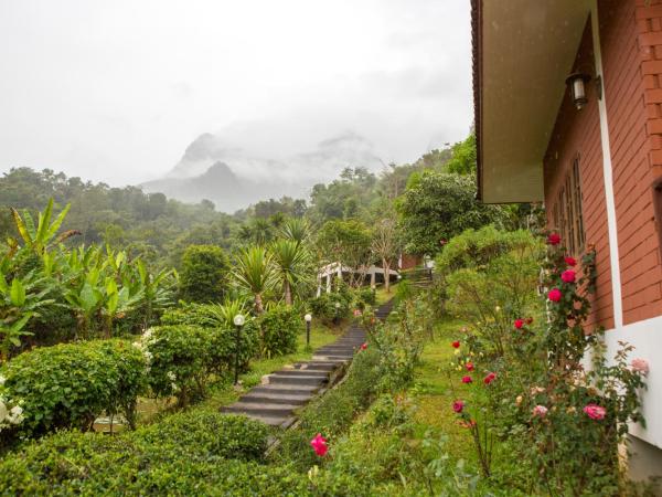 Saen Kam Resort : photo 2 de la chambre chambre familiale - vue sur jardin