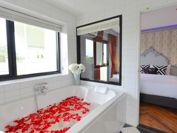 Villa De Khaosan by Chillax - SHA Extra Plus : photo 9 de la chambre chambre double premier avec baignoire spa – vue sur rue