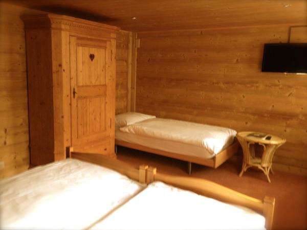 Auberge de la poste : photo 3 de la chambre chambre familiale (2 adultes + 1 enfant)