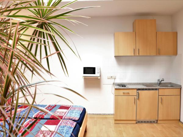 Pension Jung : photo 6 de la chambre chambre triple avec salle de bains privative