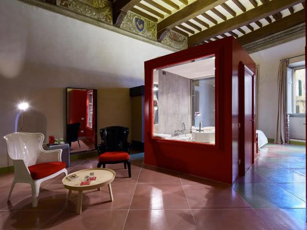 Palazzetto Rosso - Art Hotel : photo 2 de la chambre suite design avec baignoire