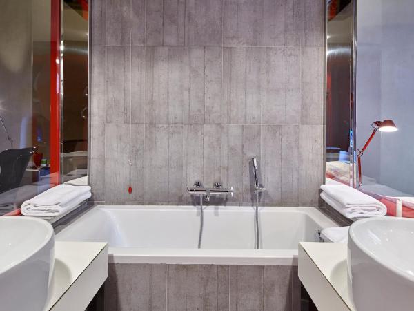 Palazzetto Rosso - Art Hotel : photo 7 de la chambre suite design avec baignoire
