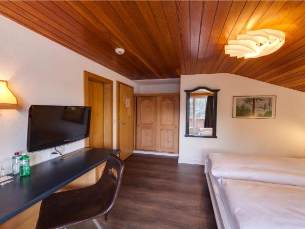 Hotel THE LARIX ski-in ski-out : photo 2 de la chambre chambre familiale avec balcon