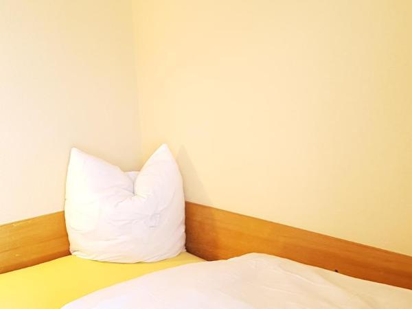 Hotel Europa Guest House : photo 4 de la chambre très petite chambre simple basique sans douche