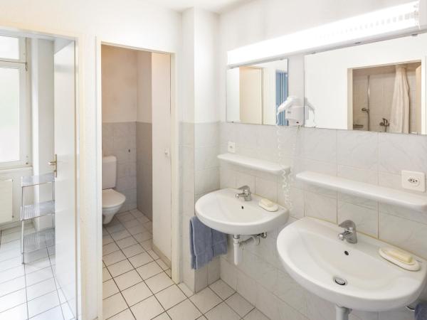 Residence zur Musegg : photo 8 de la chambre chambre simple avec toilettes et douche communes