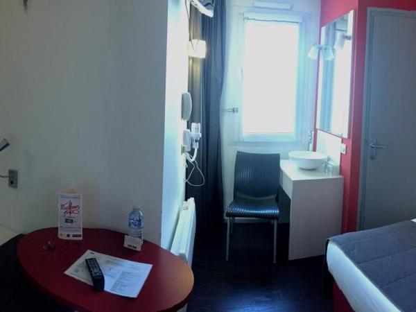 Kyriad Quimper Sud : photo 8 de la chambre chambre triple avec 1 lit double et 1 lit simple