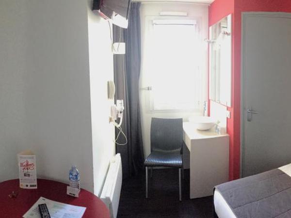 Kyriad Quimper Sud : photo 9 de la chambre chambre triple avec 1 lit double et 1 lit simple