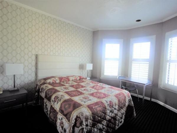 Alpha Inn and Suites : photo 4 de la chambre chambre lit queen-size