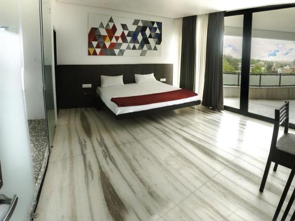 THC Backpackers jodhpur : photo 10 de la chambre chambre lit king-size avec balcon