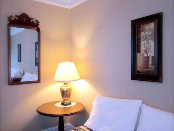 Hotel Auberge Michel Doyon : photo 5 de la chambre chambre double standard avec 2 lits doubles et salle de bains privative