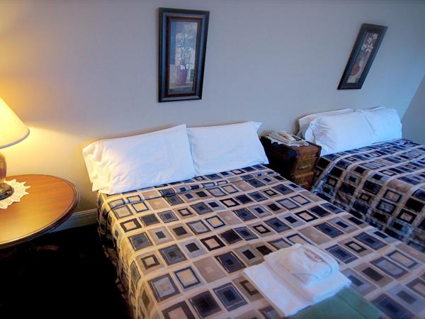 Hotel Auberge Michel Doyon : photo 2 de la chambre chambre double standard avec 2 lits doubles et salle de bains privative