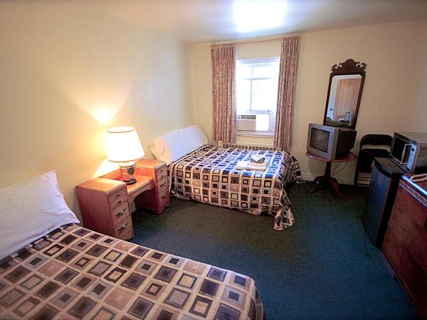 Hotel Auberge Michel Doyon : photo 4 de la chambre chambre double standard avec 2 lits doubles et salle de bains privative