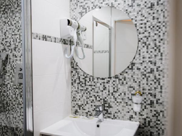 Hôtel des Arcades : photo 3 de la chambre chambre double deluxe