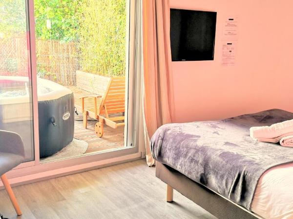 Hotel Sable Et Soleil - Port, Plage et spa : photo 5 de la chambre chambre double avec terrasse et jacuzzi