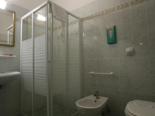 Hotel Mezzo Pozzo : photo 6 de la chambre chambre double avec salle de bains privative séparée